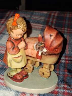 VINTAGE 1960 - 1963 GOEBEL HUMMEL FIGURE # 67 DOLL MOTHER WITH ORIGINAL STICKER